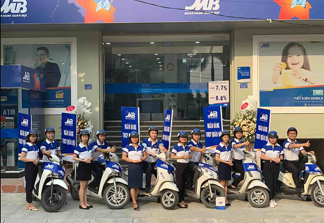Roadshow ngân hàng 11 quang ba cho phong phong giao dich di linh mb bank bang roadshow xe may phoenix media group