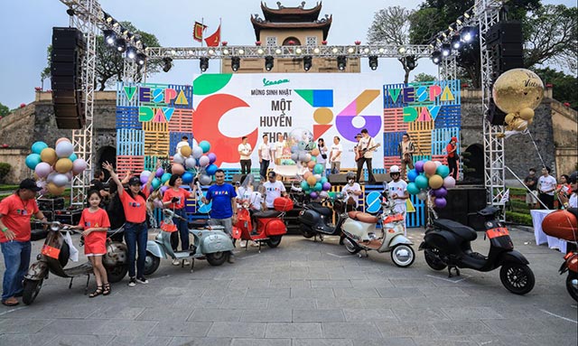Roadshow Vespa 2 to chuc chay roadshow vespa phoenix media group